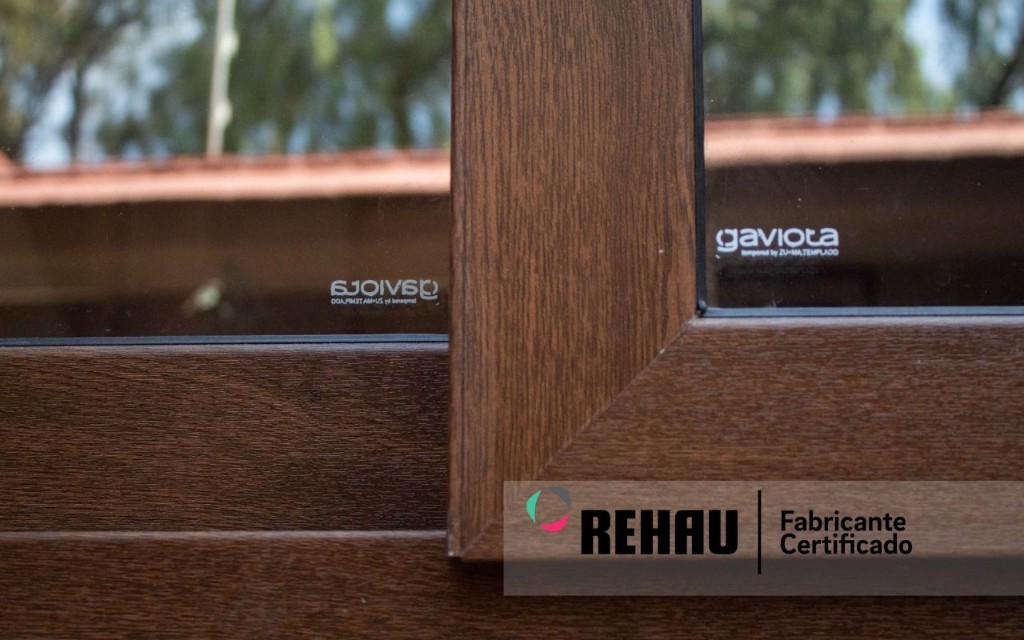Marco de ventana PVC textura madera con certificación REHAU fabricante certificado